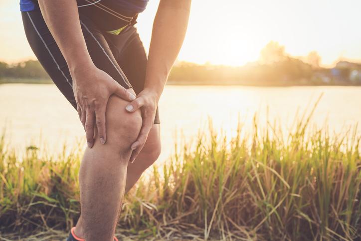 Man running with knee pain